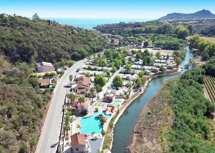 Camping Zecamping 4 Etoiles Avec Parc Aquatique Club Enfant Sauna Dog Friendly 4*