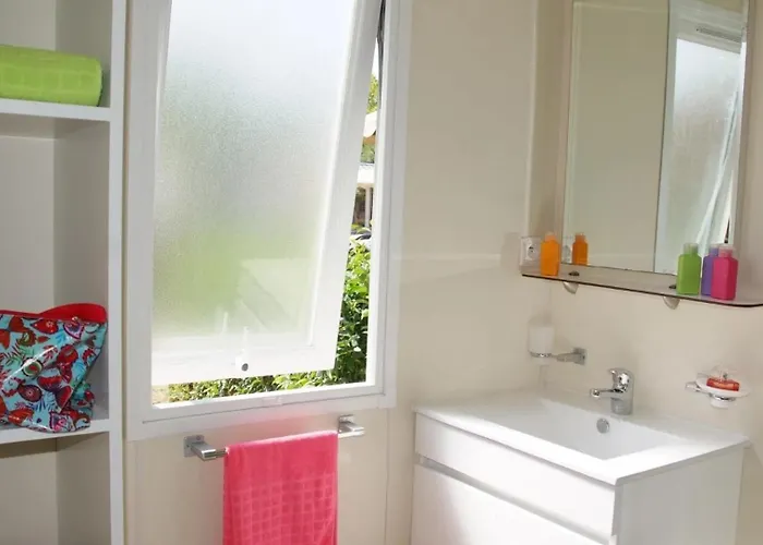 Zecamping 4 Etoiles Avec Parc Aquatique Club Enfant Sauna Dog Friendly Camping Saint-Raphaël